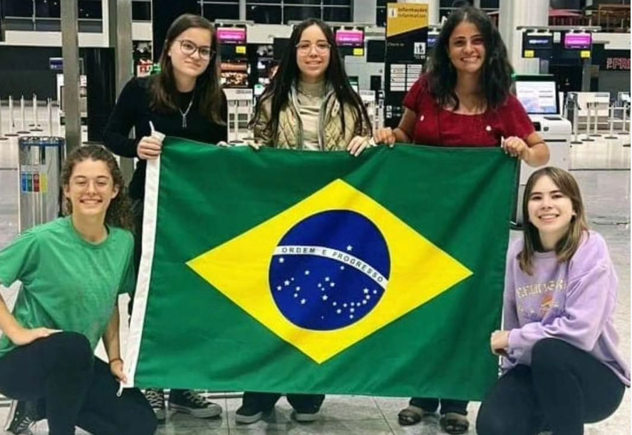 Meninas premiadas em olimpíadas científicas