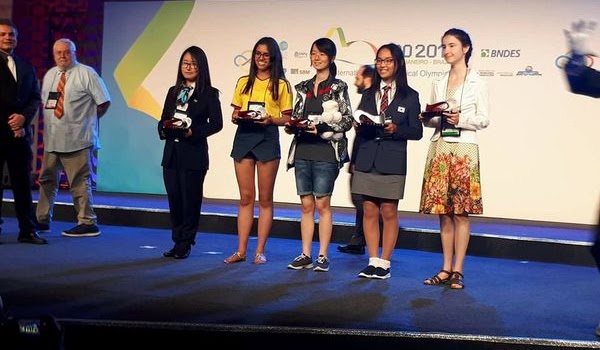 Meninas premiadas em olimpíadas científicas