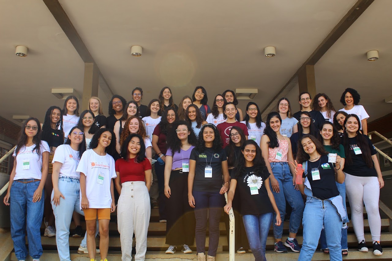 Grupo de meninas participantes de atividades científicas